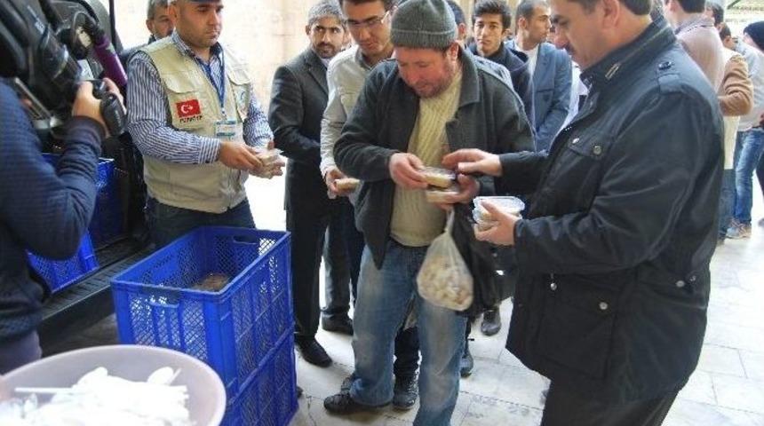 Cansuyu Yardımlaşma Ve Dayanışma Derneğinden Cemaate Aşure İkramı