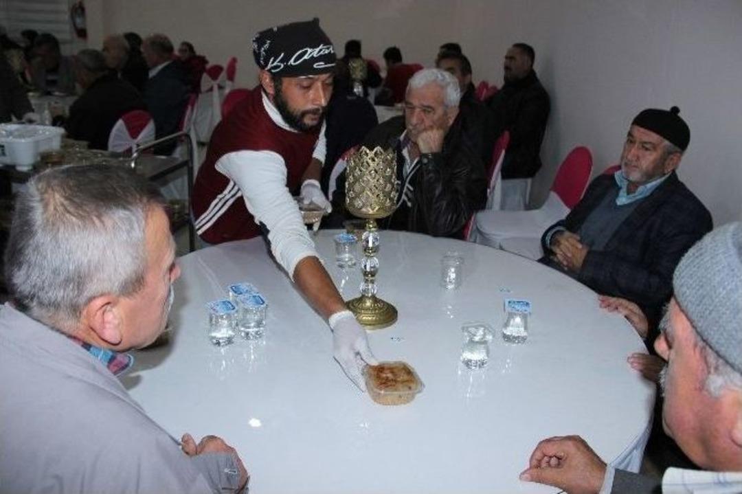 G&uuml;l&uuml;&ccedil; Belediyesi Aşure Programı D&uuml;zenledi