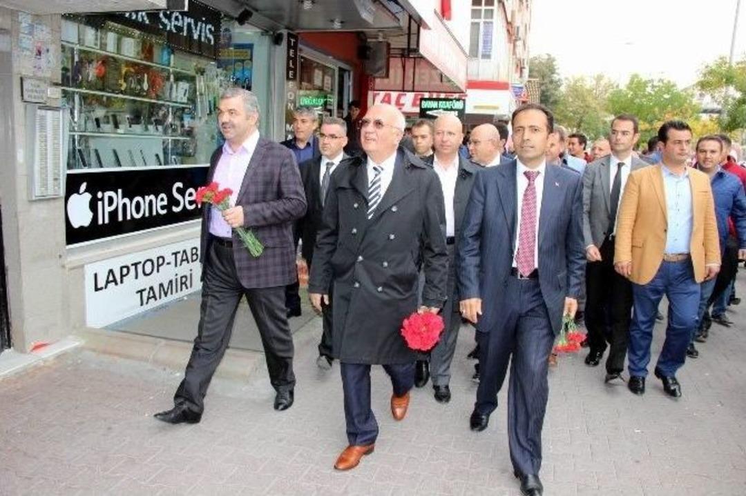Ak Parti Milletvekili Adayları Karanfil Dağıttı