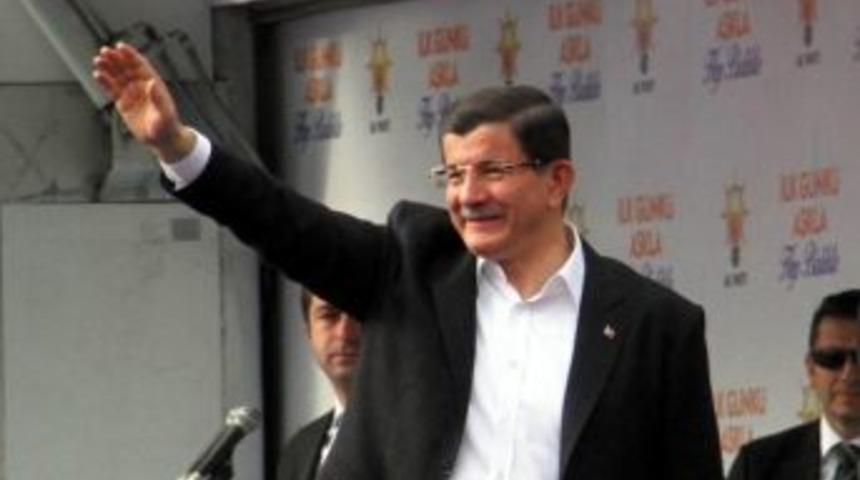 Başbakan Davutoğlu: &ldquo;bug&uuml;n Arefe Yarın Demokrasi Bayramını Kutluyoruz&rdquo;