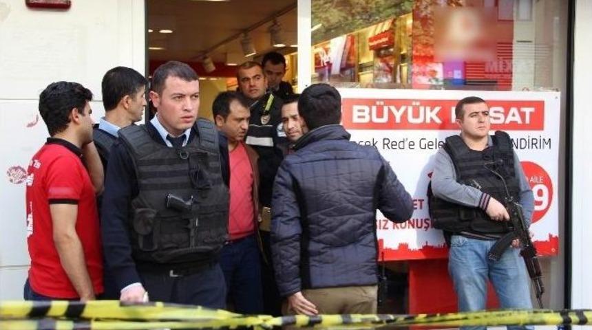 Diyarbakır&rsquo;da Telefoncuda Karşılaşan Husumetli İki Kişi Silahları &Ccedil;ekince 3 Kişi Yaralandı