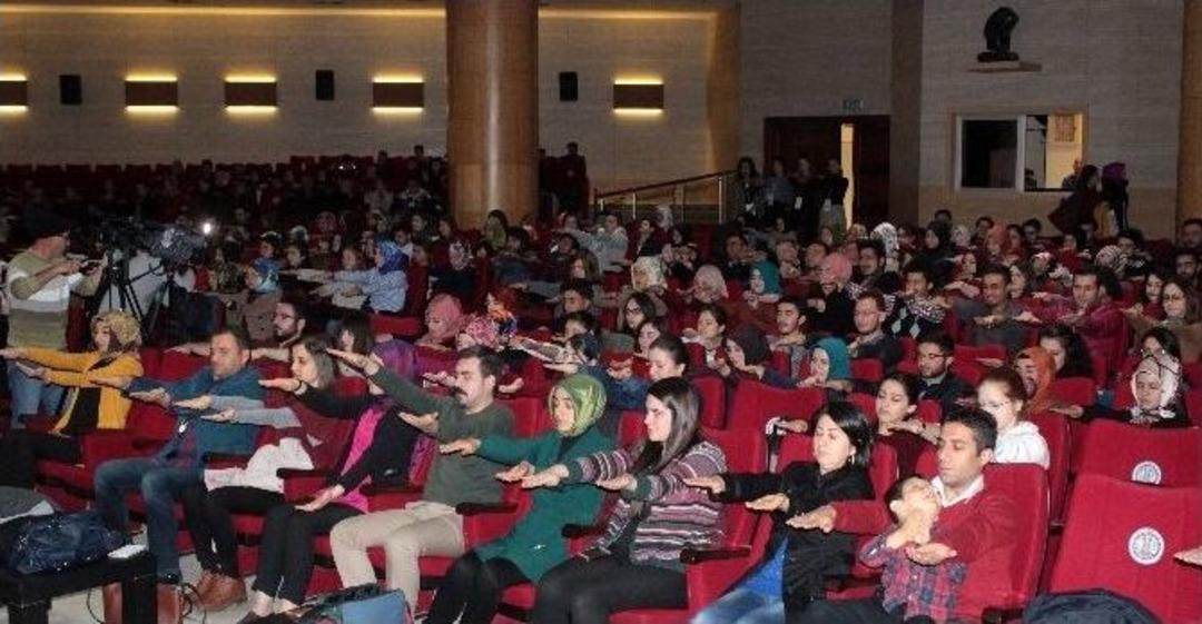 Salonu Dolduran Kalabalık Hipnozla Uyudu