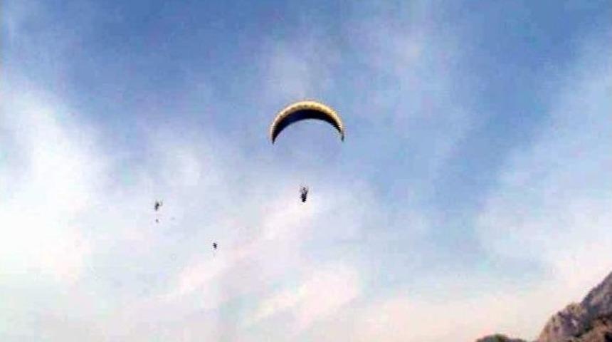 &Ouml;l&uuml;deniz Semaları Paraş&uuml;tlerle Şenlendi