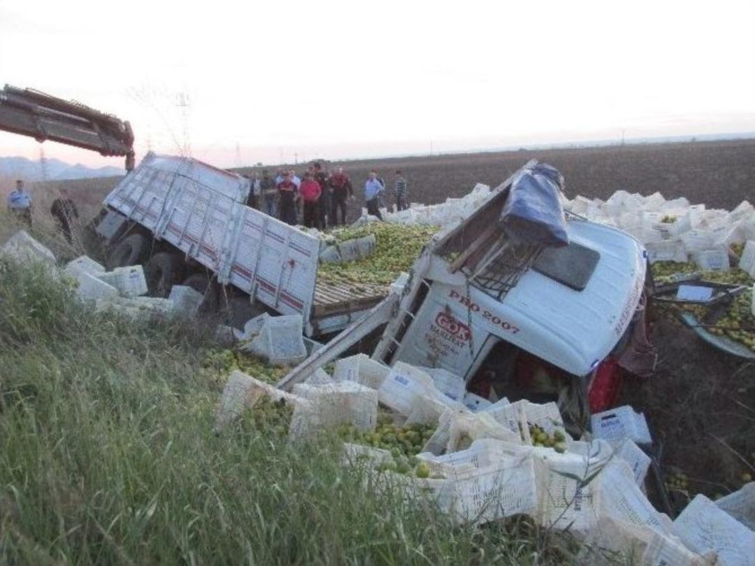 Kamyon İle Otomobil &Ccedil;arpıştı: 2 &Ouml;l&uuml;, 2 Yaralı