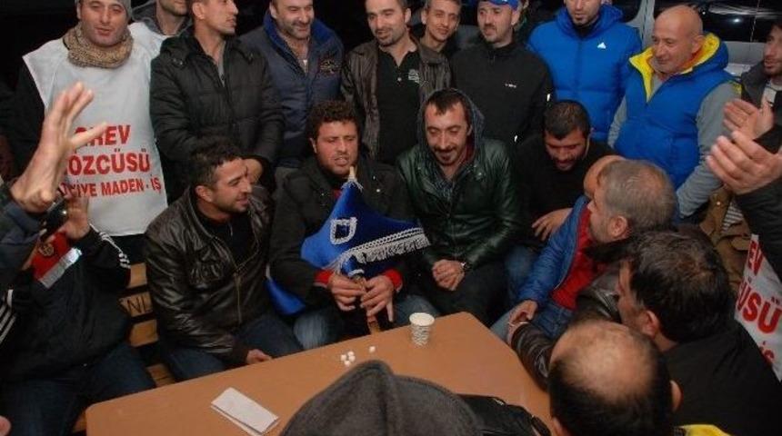 Yağmur &Ccedil;amur Demeden Direnmeye Devam Ediyorlar