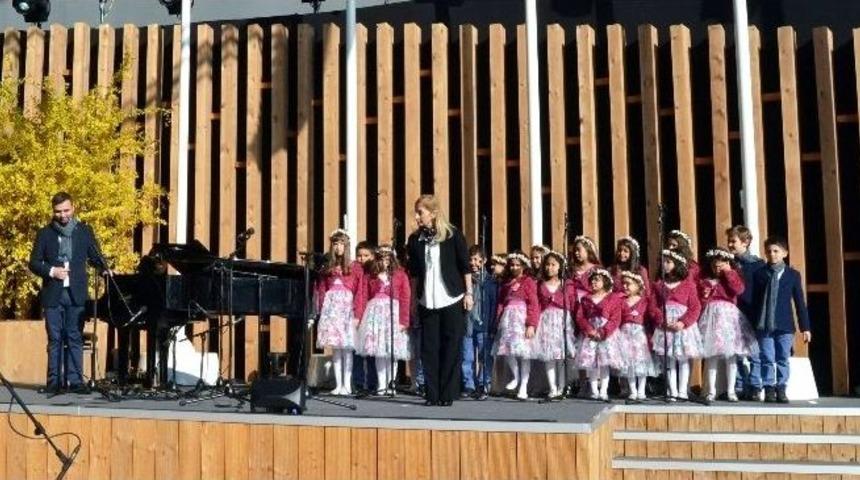 Milano&rsquo;da K&uuml;&ccedil;&uuml;k N&uuml;anslar Korosu 7 Dilde Şarkı S&ouml;yledi