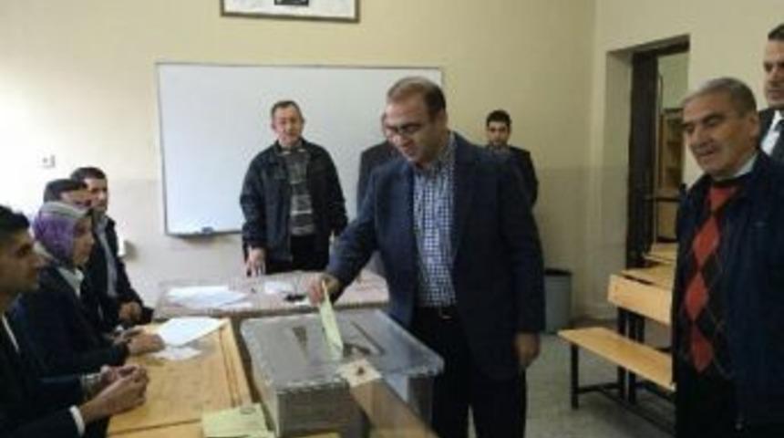 Ak Parti Milletvekili &Ouml;zhan, Eğitim G&ouml;rd&uuml;ğ&uuml; Okulda Oyunu Kullandı