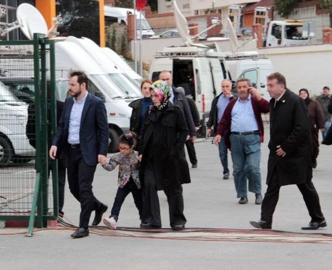 Cumhurbaşkanı Erdoğan&rsquo;ın Damadı Ve Kızı Oy Kullandı