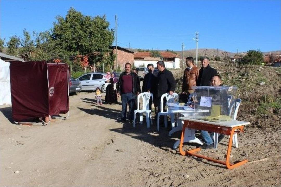 (&ouml;zel Haber) Sokak Ortasında Oy Kullanıyorlar