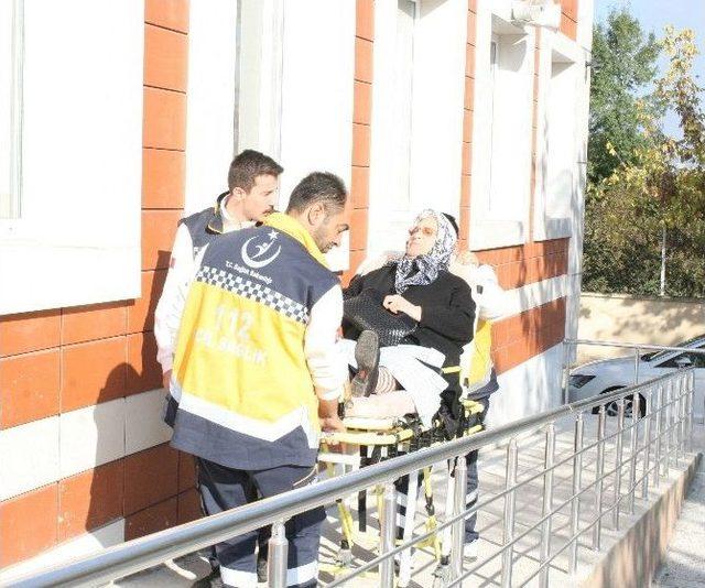 82 Yaşındaki Kadın Oy Kullanmaya Ambulansla Geldi