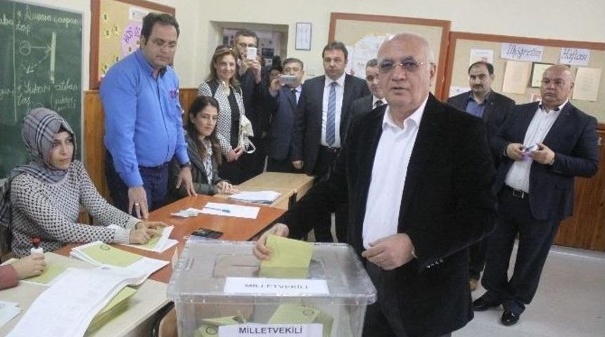 Ak Parti Milletvekili Adayı Mustafa Elitaş Oyunu Kullandı