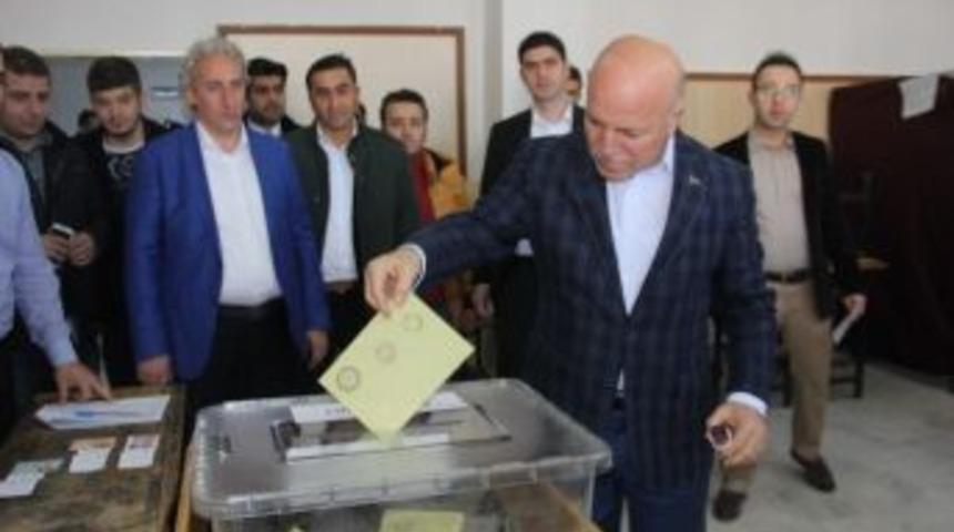 Başkan Mehmet Sekmen, Oyunu Eşi İle Birlikte Kullandı