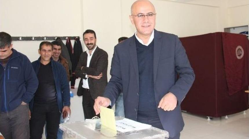 Başbakan Yardımcısı Yılmaz Oyunu Annesiyle Birlikte Kullandı