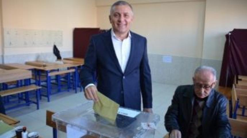 Ak Parti İl Başkanı Arat, Oyunu Kullandı