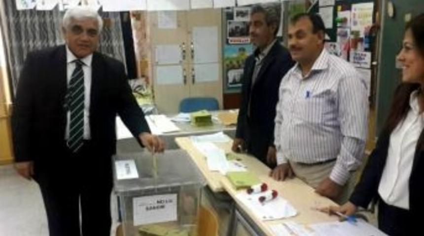 Milletvekili Adayı D&uuml;lger, Mezun Olduğu Okulda Oy Kullandı