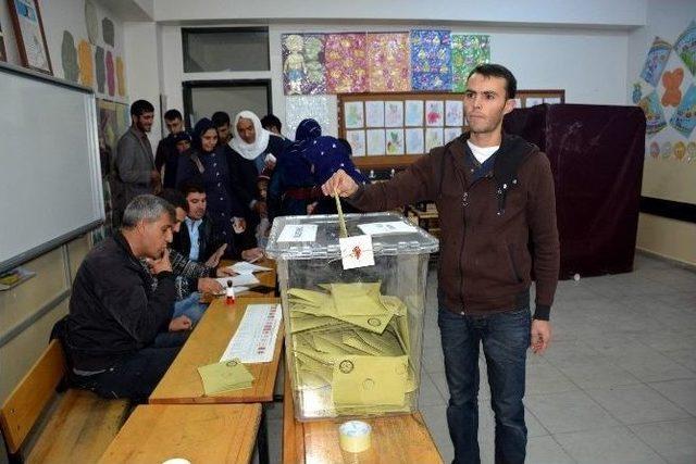 Siverek’te Oy Kullanma İşlemi Başladı