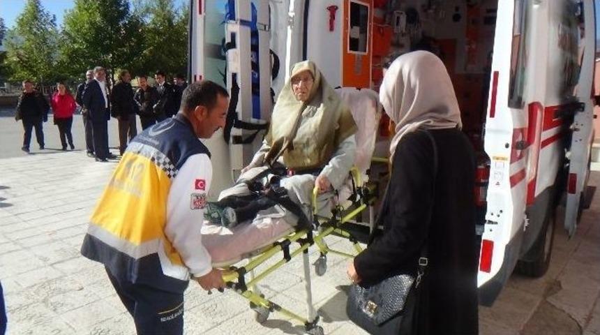 Erzincan&rsquo;da Yaşlı Vatandaşlar Oy Kullanmaya Ambulans İle Geldi