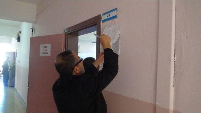 Erzincan’da Yaşlı Vatandaşlar Oy Kullanmaya Ambulans İle Geldi