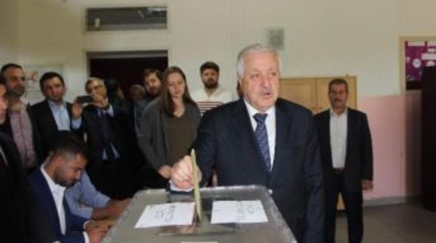 Milletvekili Adayı Ahmet Uzer Oyunu Kullandı