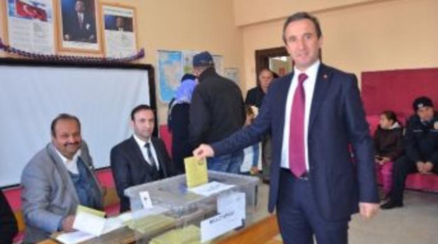 Han&ouml;n&uuml; Belediye Başkanı U&ccedil;ar Oyunu Kullandı