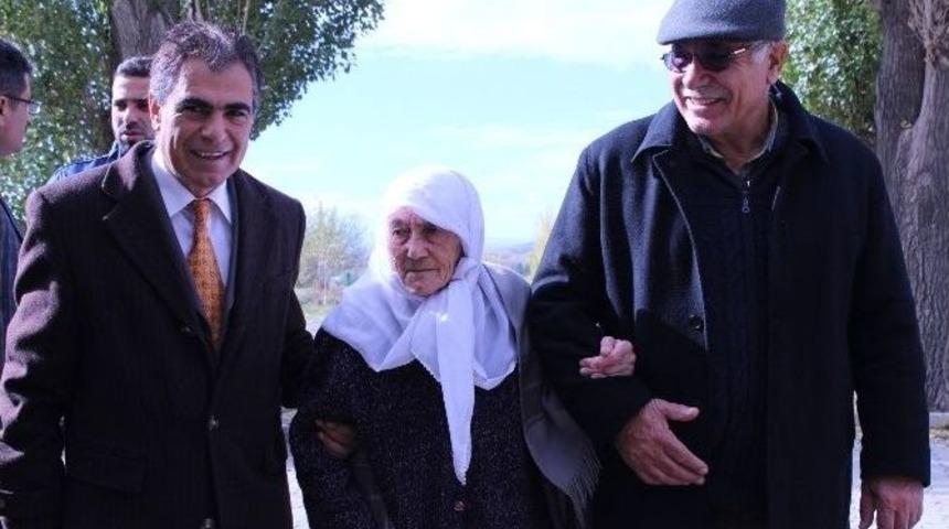 Kars Valisi &Ouml;zdemir, Eşi İle Birlikte Oyunu Kullandı