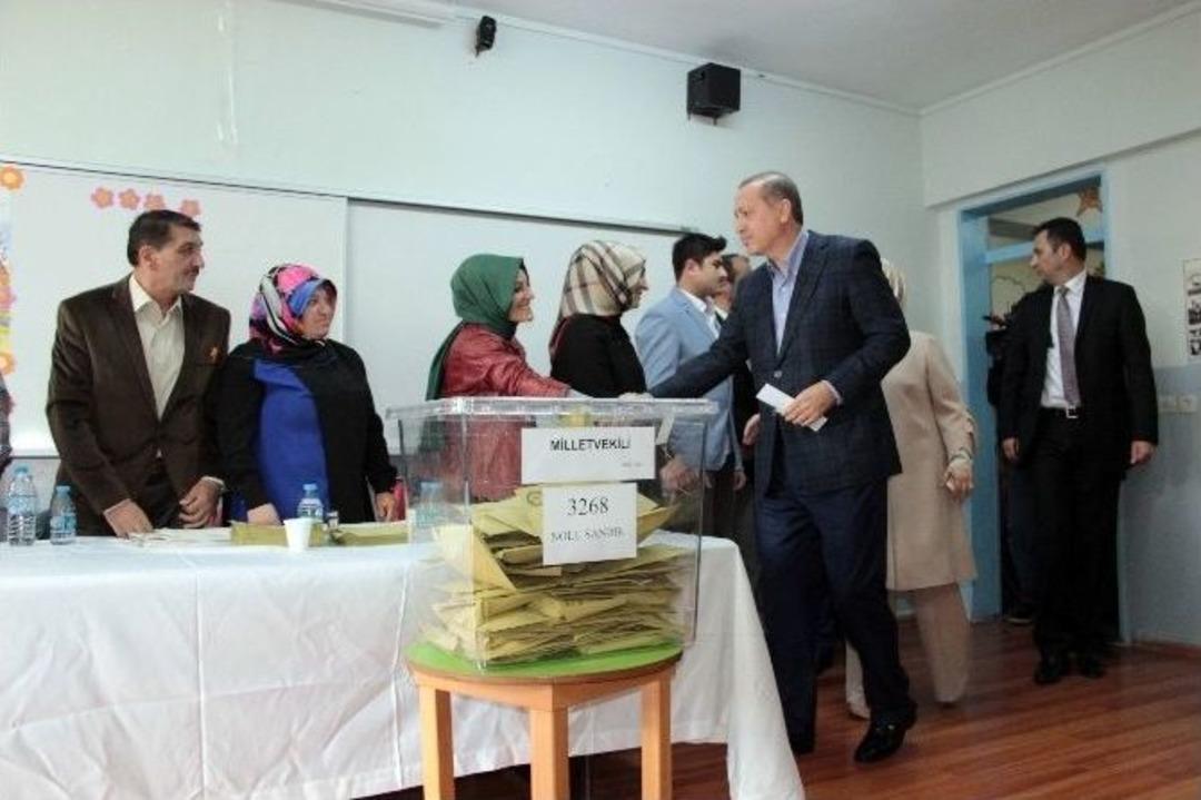 Cumhurbaşkanı Erdoğan Oyunu Saffet &Ccedil;ebi İlkokulu&rsquo;nda Kullandı