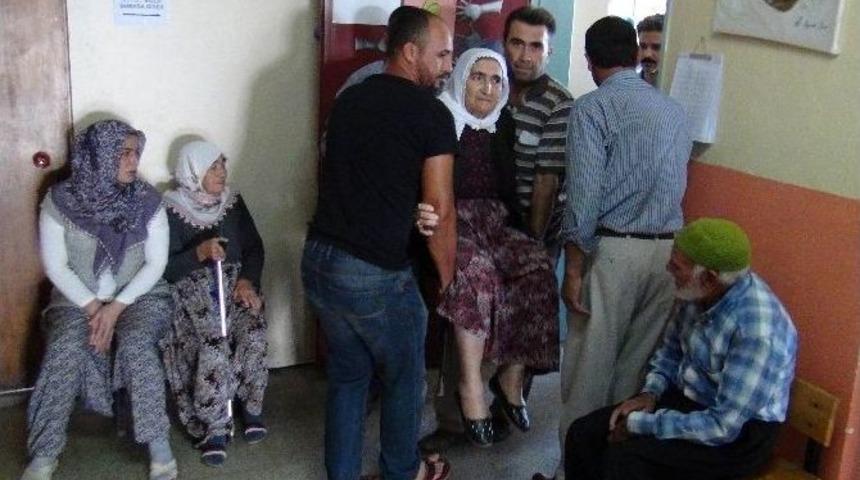 Yaşlılar Oy Verecekleri Sandığa Sandalye İle Taşındılar