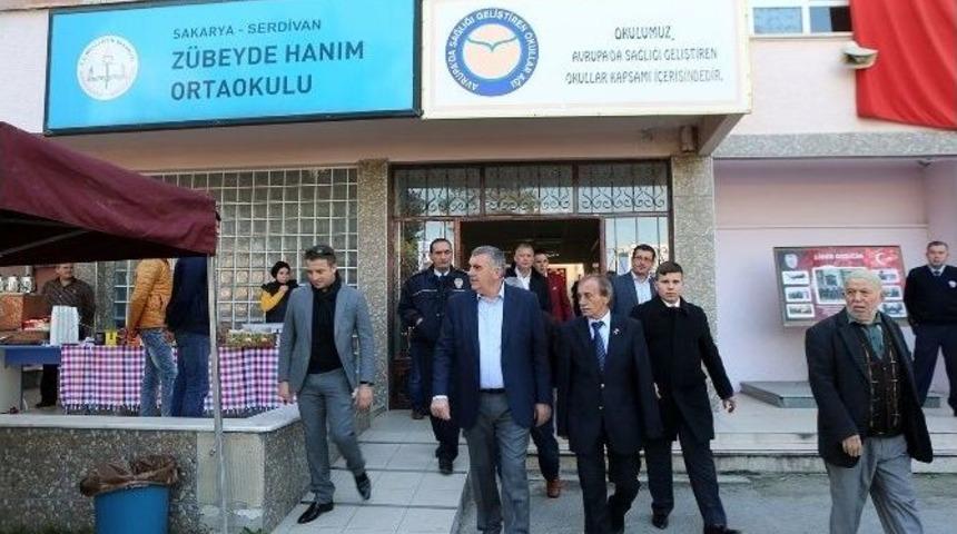 Başkan Zeki To&ccedil;oğlu Eşi Ve Kızıyla Birlikte Oyunu Kullandı