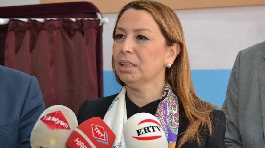 Milletvekili &Ouml;znur &Ccedil;alık, Oyunu Kullandı