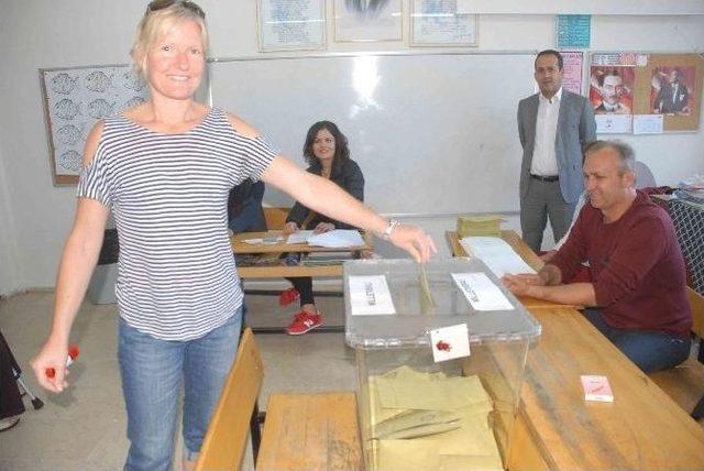 Fethiye’de Yabancı Uyruklu Vatandaşlarda Oy Kullandı