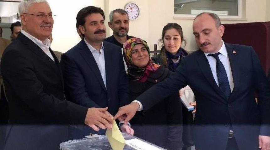 Ak Parti Genel Başkan Yardımcısı Ayhan Sefer &Uuml;st&uuml;n Oyunu Kullandı