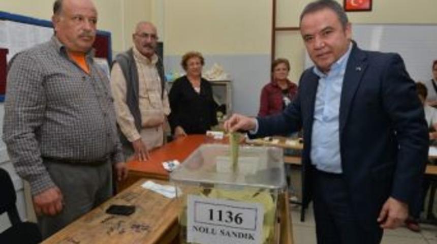 Konyaaltı Belediye Başkanı Muhittin B&ouml;cek Oyunu Kullandı