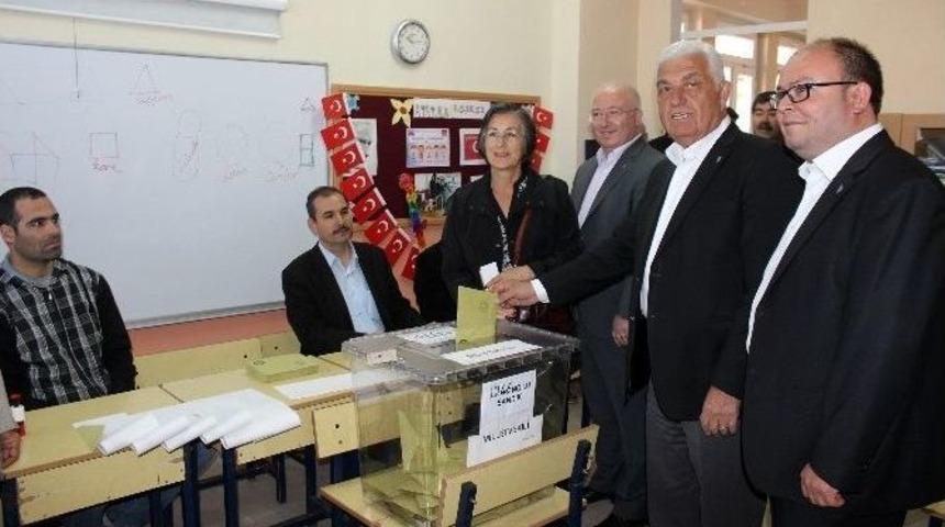 Başkan G&uuml;r&uuml;n Oyunu Kullandı