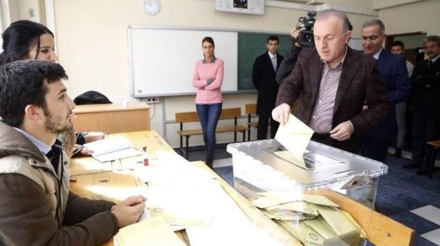 Ak Partili Aziz Babuşcu Oyunu Ailesi İle Birlikte Kullandı