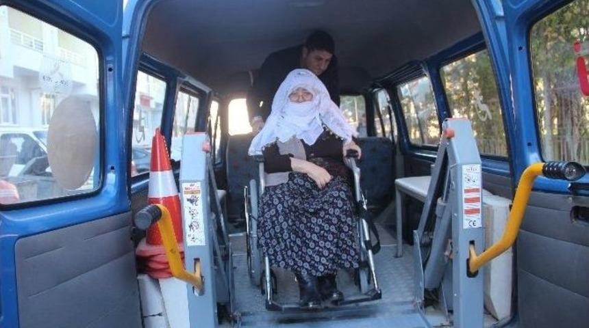 Belediye Engelli Vatandaşları Sandığa Taşıdı