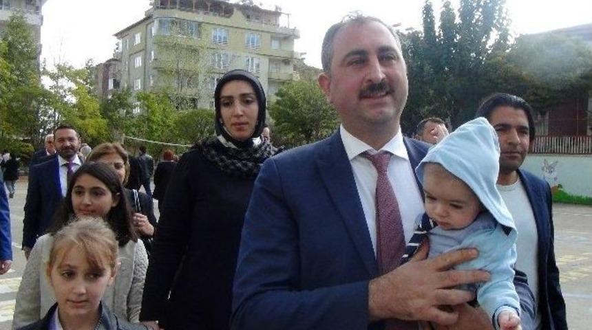 Ak Parti Genel Sekreteri Abdulhamit G&uuml;l, 7 Haziran Se&ccedil;imlerinden Sonra Doğan &Ccedil;ocuğuyla Sandığa Gitti