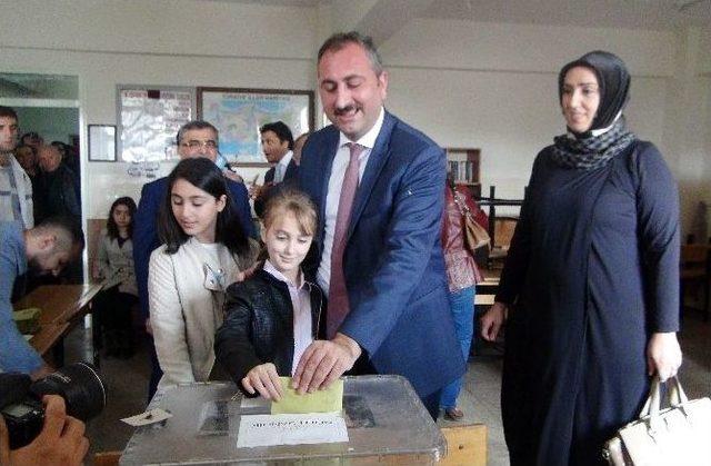 Ak Parti Genel Sekreteri Abdulhamit Gül, 7 Haziran Seçimlerinden Sonra Doğan Çocuğuyla Sandığa Gitti