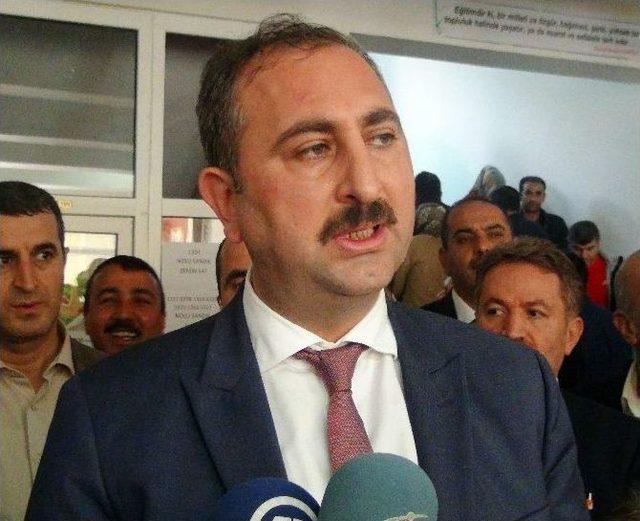 Ak Parti Genel Sekreteri Abdulhamit Gül, 7 Haziran Seçimlerinden Sonra Doğan Çocuğuyla Sandığa Gitti