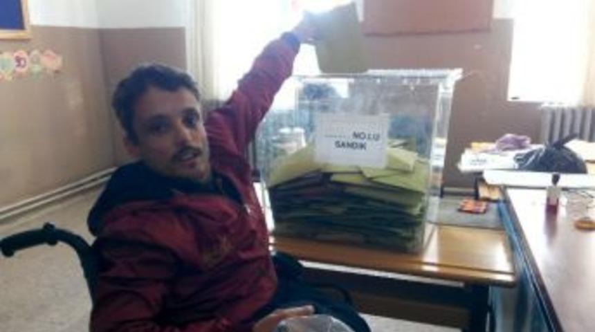 Oy Kullanmaya Ak&uuml;l&uuml; Sandalyeyle Geldi