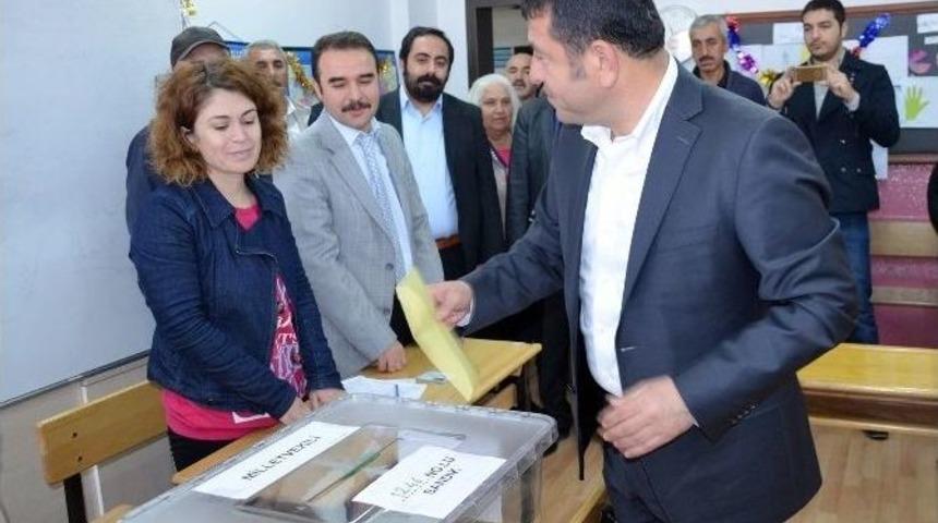 Chp Genel Başkan Yardımcısı Veli Ağbaba Oyunu Malatya&rsquo;da Kullandı