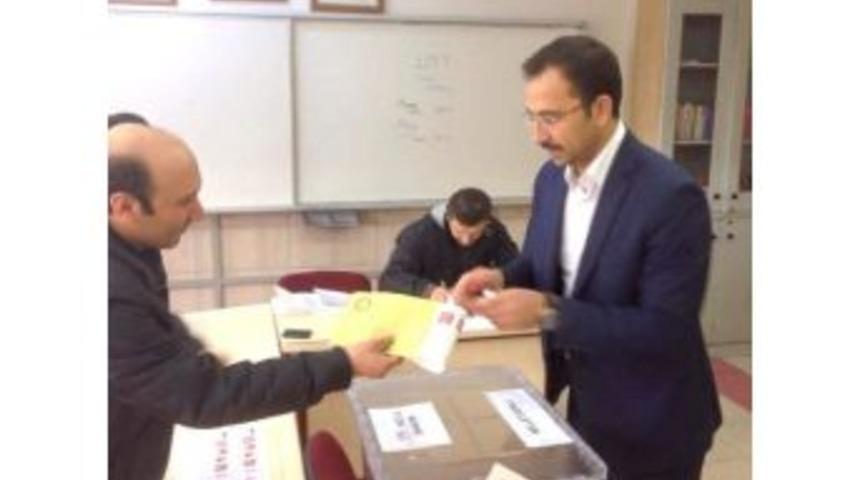 İlk Oyu Ak Parti İl Başkanı Tanrıver Kullandı