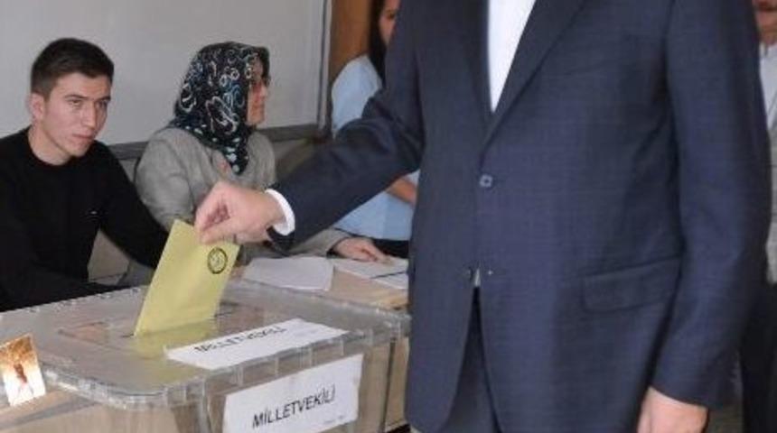 Dp Genel Başkanı G&uuml;ltekin Uysal, Oyunu Memleketi Afyonkarahisar&rsquo;da Kullandı