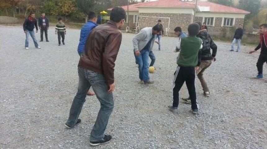 &Ouml;nce Oy Kullandılar Sonra Futbol Oynadılar