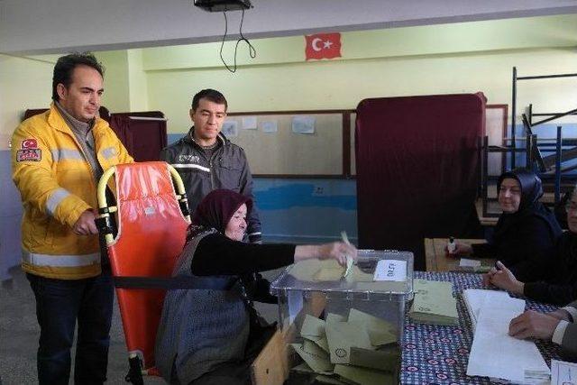 Yozgat’ta Engelliler Evde Bakım Hizmetinden Yararlanarak Sandık Başına Gidip Oylarını Kullandı