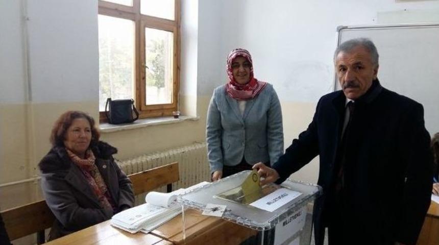 Niğde&rsquo;de Siyasiler Oylarını Kullandı