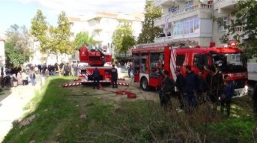 (&ouml;zel Haber) Bir Apartmanda &Ccedil;ocuk Odasında &Ccedil;ıkan Yangın Paniğe Neden Oldu