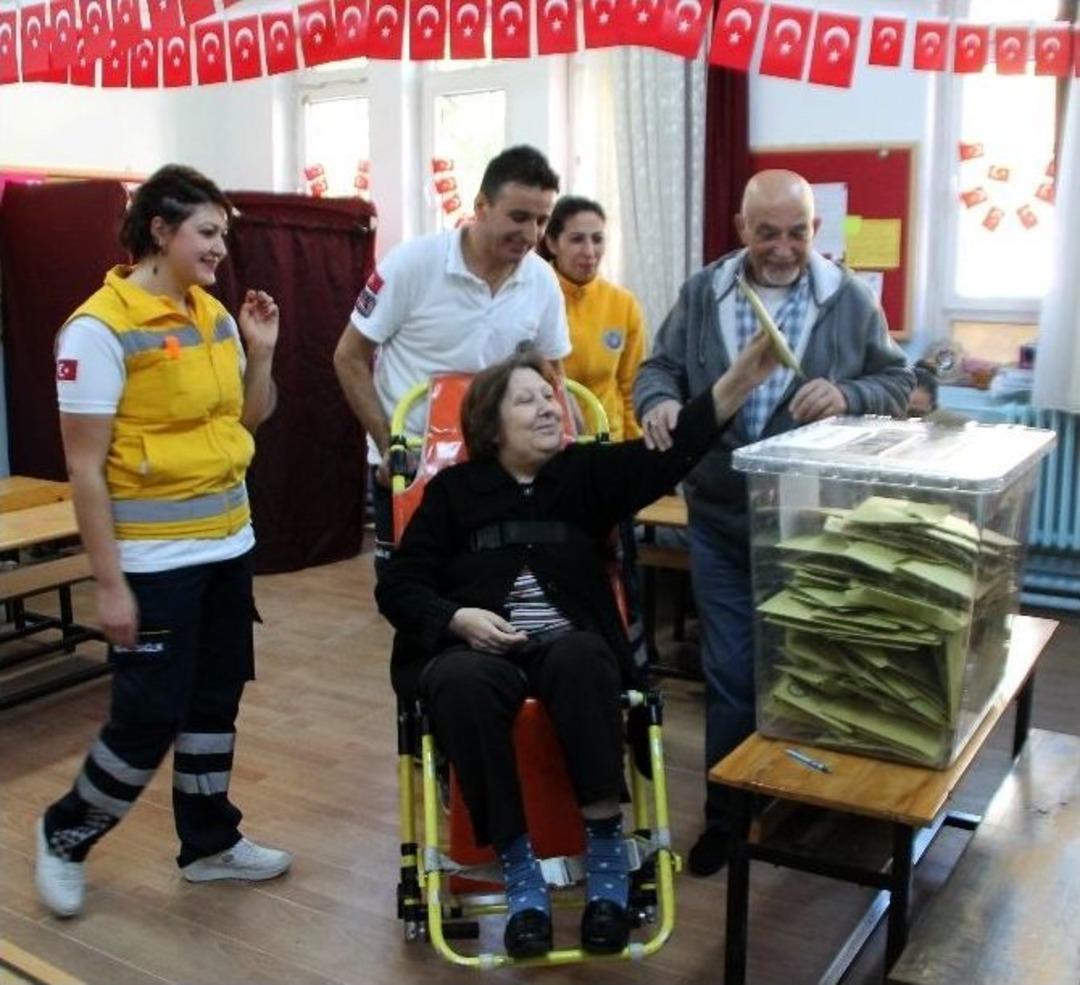 Hasta Vatandaşlar Sandığa Sahip &Ccedil;ıktı