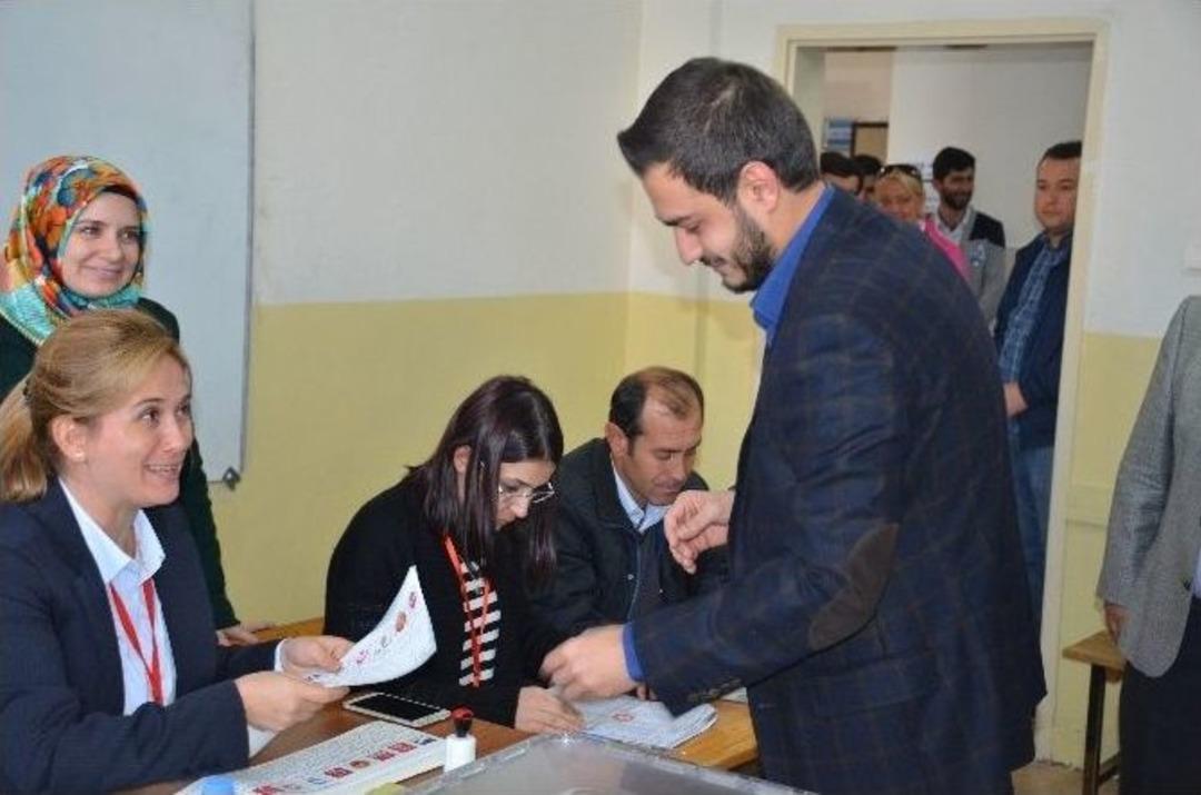 Başkan Yağcı, Eşi Ve Oğlu İle Birlikte Oyunu Kullandı