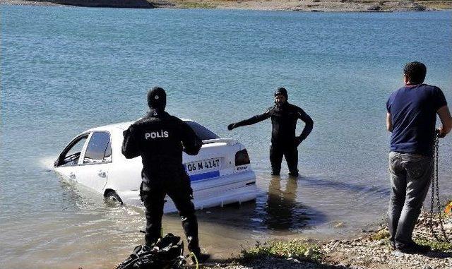 Kahta’da Bir Otomobil Baraja Düştü