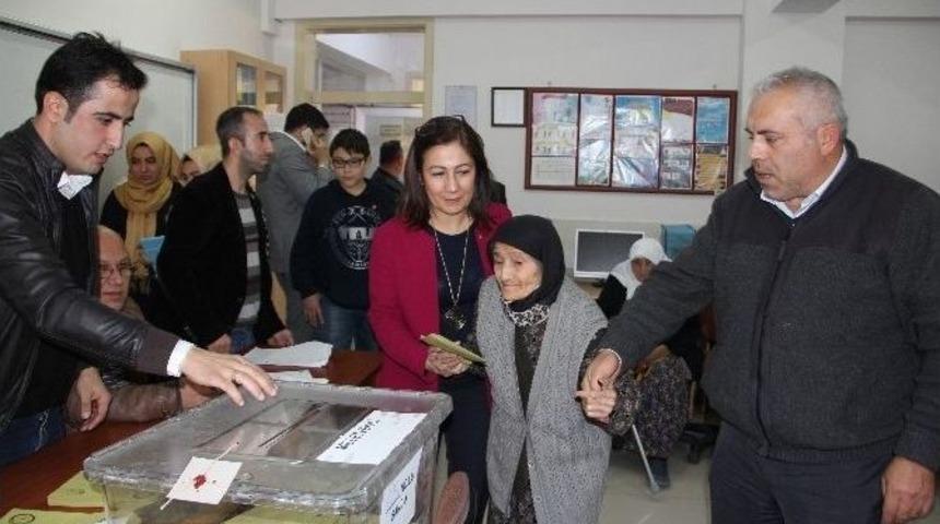 98 Yaşındaki Zübeyde Nine Torunuyla Sandığa Gitti